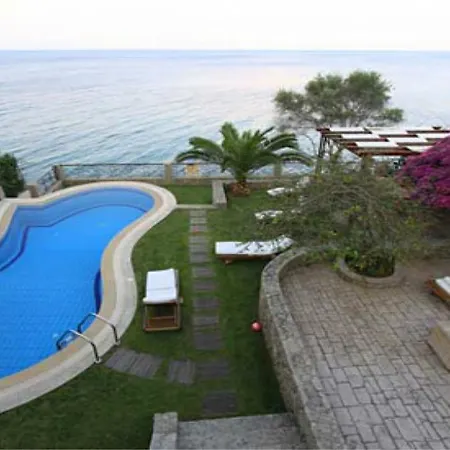 Beachfront Benele Vila *